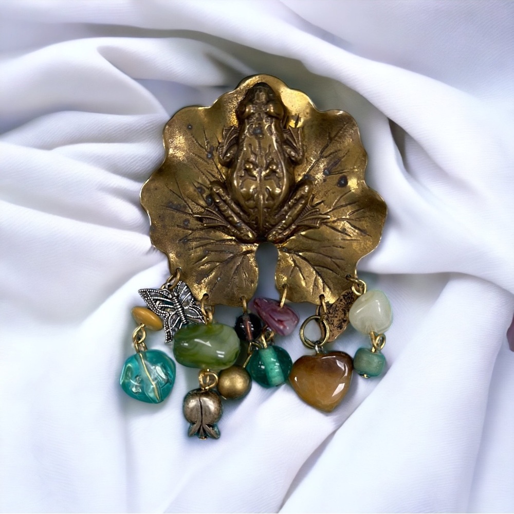 FROG LILY PAD | Gold Brassy Tone Frog Lovers Brooch Pin Dangly Glass Beads